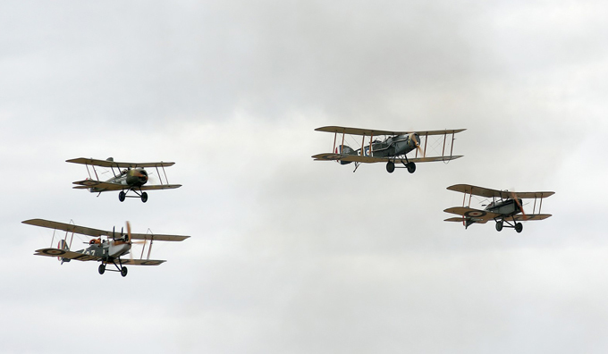 В небе мировые лидеры авиастроения: пилотаж на бипланах