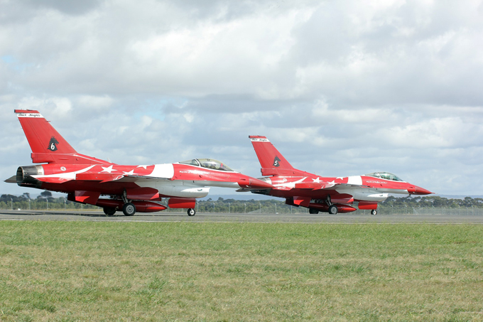 В небе мировые лидеры авиастроения: сингапурские F-16