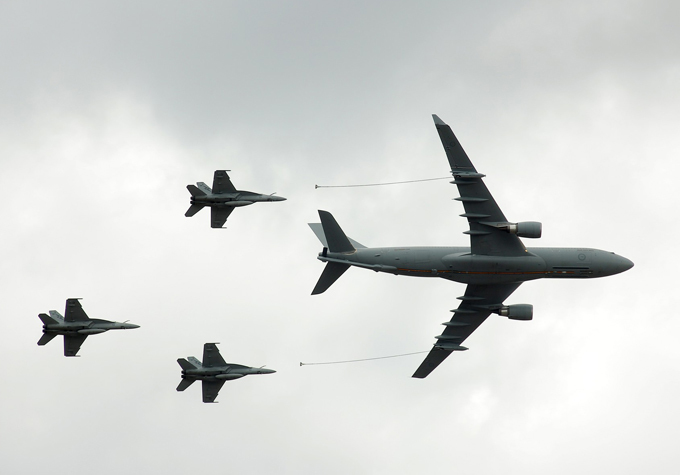 В небе мировые лидеры авиастроения: дозаправка в воздухе