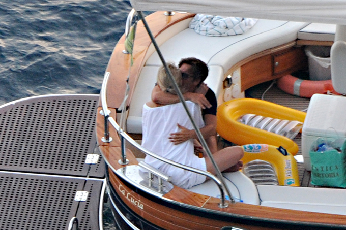 Папарацци застукали Шэрон Стоун с незнакомцем