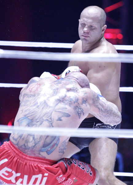 Емельяненко выиграл у Монсона за 15 минут