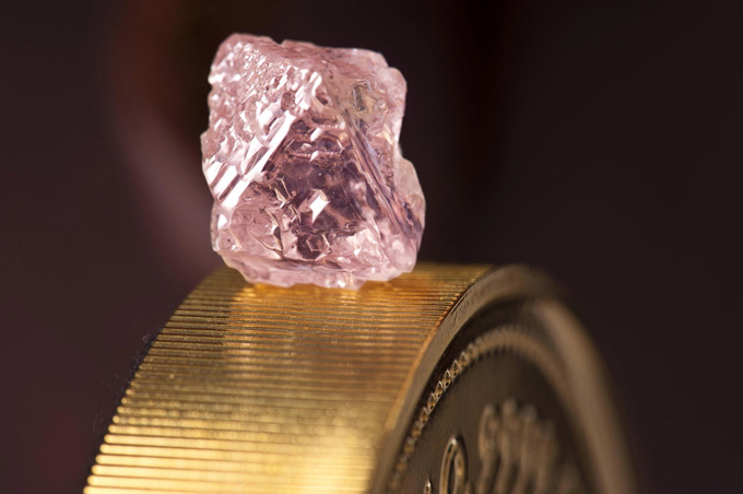 В Австралии нашли уникальный розовый алмаз