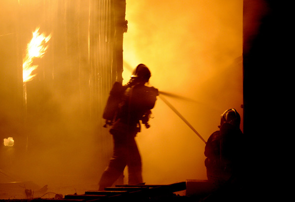 Пожар на территории промзоны "Шушары" в Санкт-Петербурге