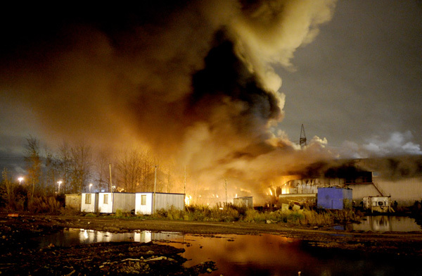 Пожар на территории промзоны "Шушары" в Санкт-Петербурге