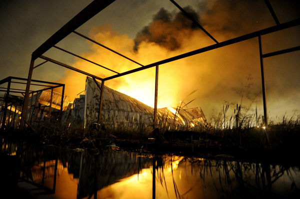 Пожар на территории промзоны "Шушары" в Санкт-Петербурге