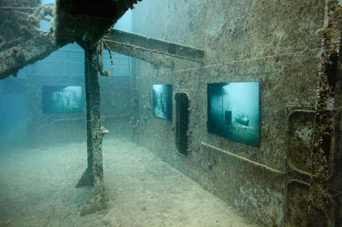 Подводная выставка на затонувшем судне