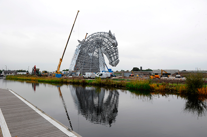 В Шотландии появились гигантские лошади