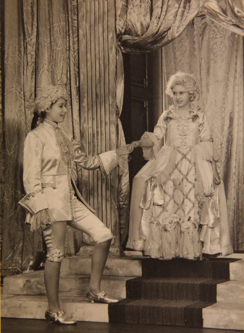 Театр ее Величества: уникальные снимки юной Елизаветы II