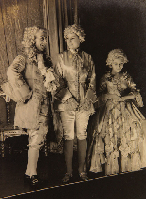 Театр ее Величества: уникальные снимки юной Елизаветы II