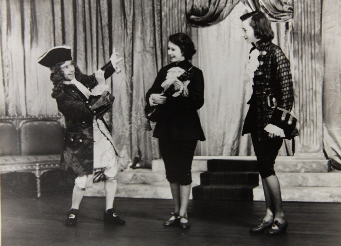 Театр ее Величества: уникальные снимки юной Елизаветы II