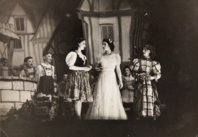 Театр ее Величества: уникальные снимки юной Елизаветы II