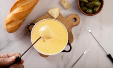 С любым мясом и даже просто с хлебом: молниеносный сырный соус стал хитом интернета