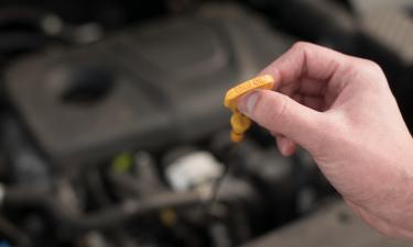 Проверять уровень масла следует после остывания двигателя- специалисты