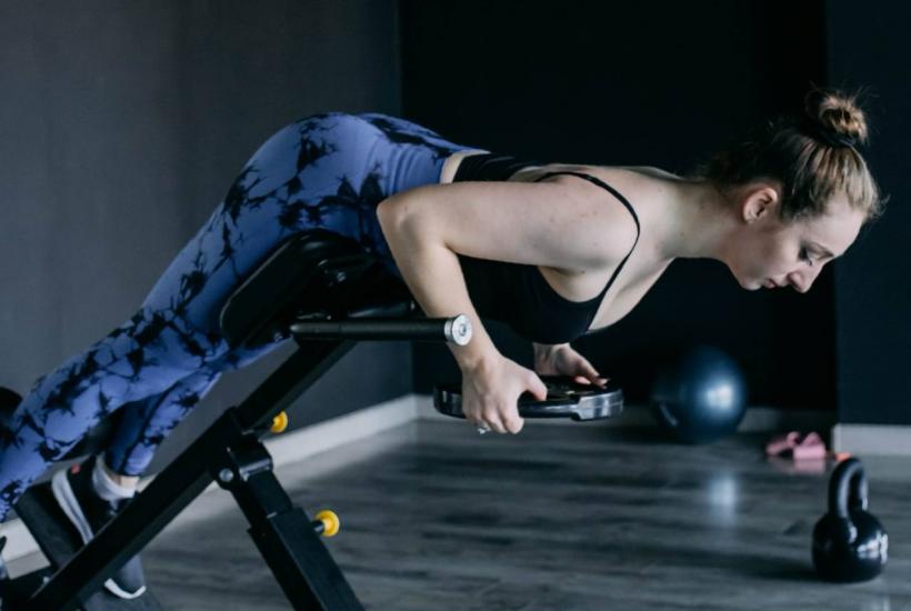 Тренер делает гиперэкстензию