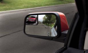 Почему опытные водители никогда не складывают боковые зеркала на парковке