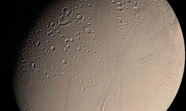 Не просто гейзеры: частицы с Энцелада открыли окно в кухню зарождения жизни в космосе