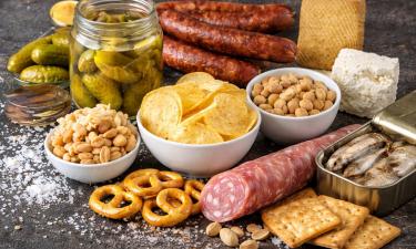 Соль повышает артериальное давление за счёт задержки воды