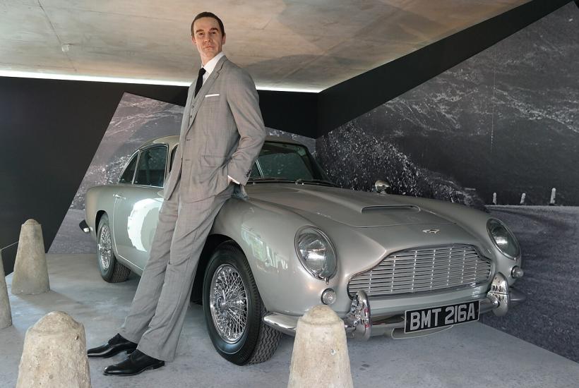 Джеймс Бонд, восковая фигура Шона Коннери у Aston Martin