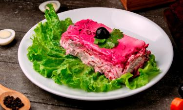 Кулинары Москвы представили рецепт салата Кобыла под шубой — РИА Новости