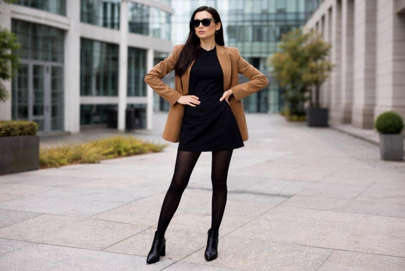 Девушка в чёрных колготках