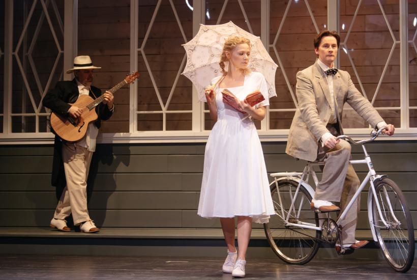 Сцена из спектакля Театра на Трубной Чужой ребенок