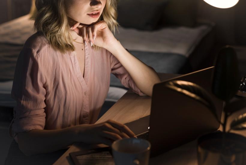 Яркий экран в темноте усиливает зрительное напряжение — офтальмолог Горбачева