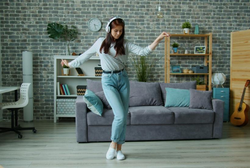 Девушка слушает музыку