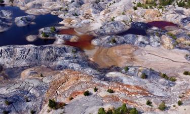 Минералы в глине окрасили воду и почву карьера "Уральский Марс" — данные геологов