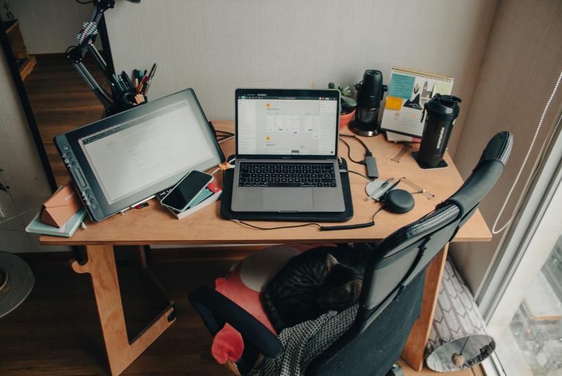 Работа за столом дома