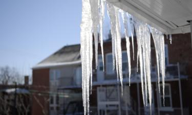 Сосульки на крыше указывают на ошибки утепления и вентиляции дома