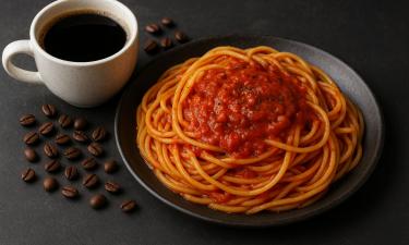 Зачем продвинутые хозяйки льют кофе в макароны: секрет ресторанного блюда из обычных продуктов