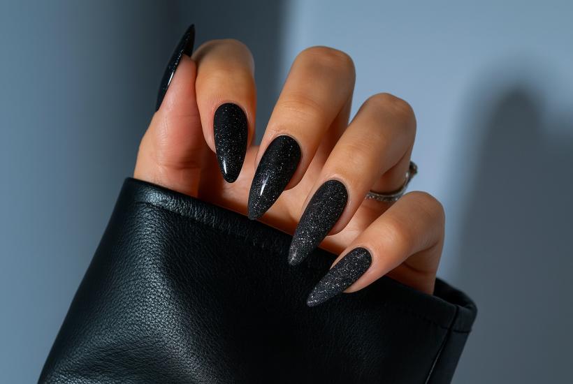 Черный маникюр с блестками
