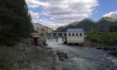 Машины молчат, а горы помнят: что скрывает старая ГЭС на берегу Катуни и как туда попасть