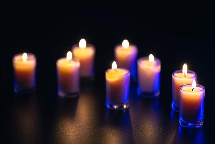 Свечи на тёмном фоне