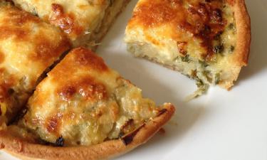 Куриный пирог готовится с масляной корочкой и сливочной начинкой