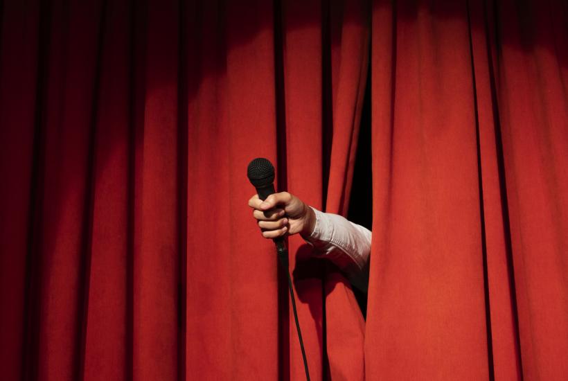 Рука с микрофоном