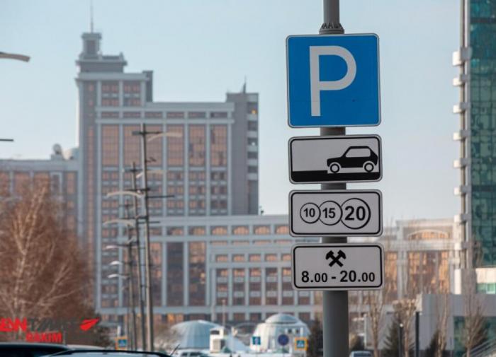 Смольный "душит" водителей расширением платных парковок