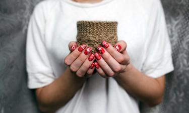 Денежный маникюр на январь 2026 усиливают шесть оттенков — Woman