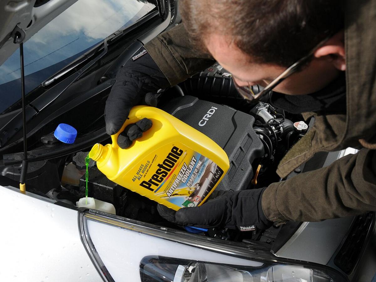 Синюю жидкость под автомобилем связали с утечкой омывателя — Jiffy Lube