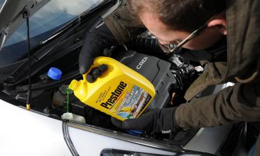 Синюю жидкость под автомобилем связали с утечкой омывателя — Jiffy Lube