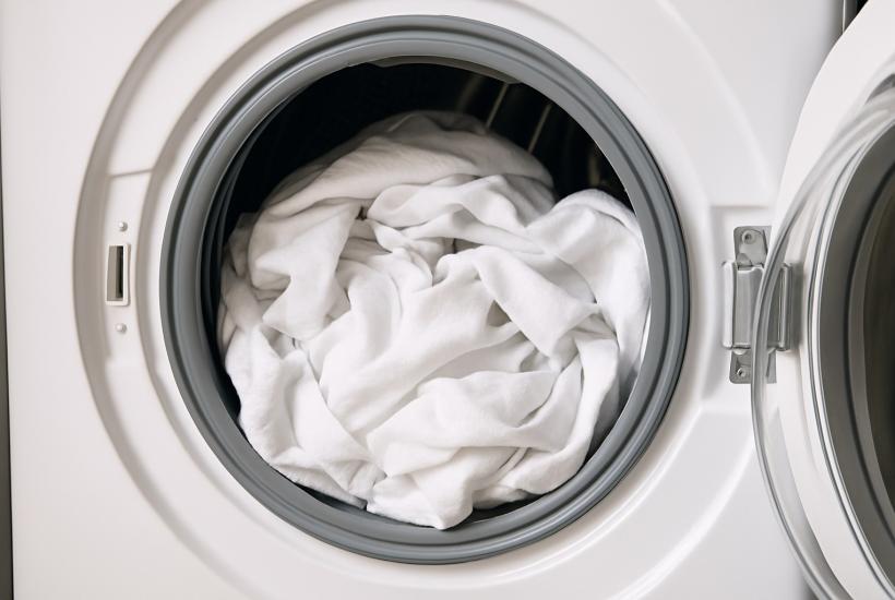 Белое бельё в стиральной машине