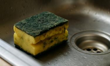 Старые тряпки захватывают пространство: этот простой прием на кухне экономит бюджет и предотвращает микробы