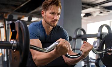 Эксперт Кавальер назвал ошибку при тренировке бицепсов с EZ-штангой