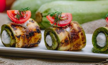 Кабачковый рулет готовится с начинкой из мягкого сыра и помидоров