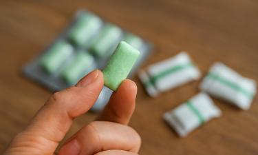 Липкие пятна от конфет на одежде удаляют холодом и замачиванием — Apartment Therapy