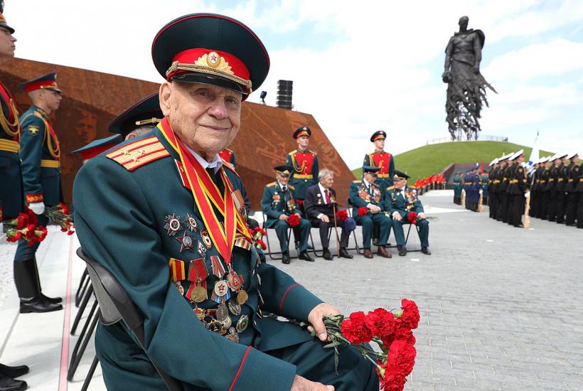 Ветераны в ожидании начала церемонии открытия Ржевского мемориала Советскому солдату Ветераны в ожидании начала церемонии открытия Ржевского мемориала Советскому солдату