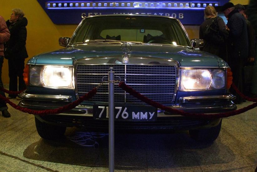 Автомобиль из фойе кинотеатра Октябрь (Москва); копия автомобиля Владимира Высоцкого