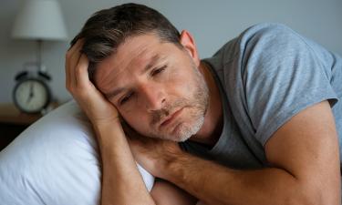 Ночные пробуждения связаны с циклами сна и стрессом — сомнолог Элли Хэр