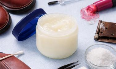 Вазелин удерживает влагу и снижает сухость кожи