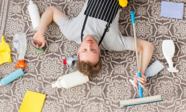 Красное вино и ягодные соки с ковра удаляются раствором белого уксуса